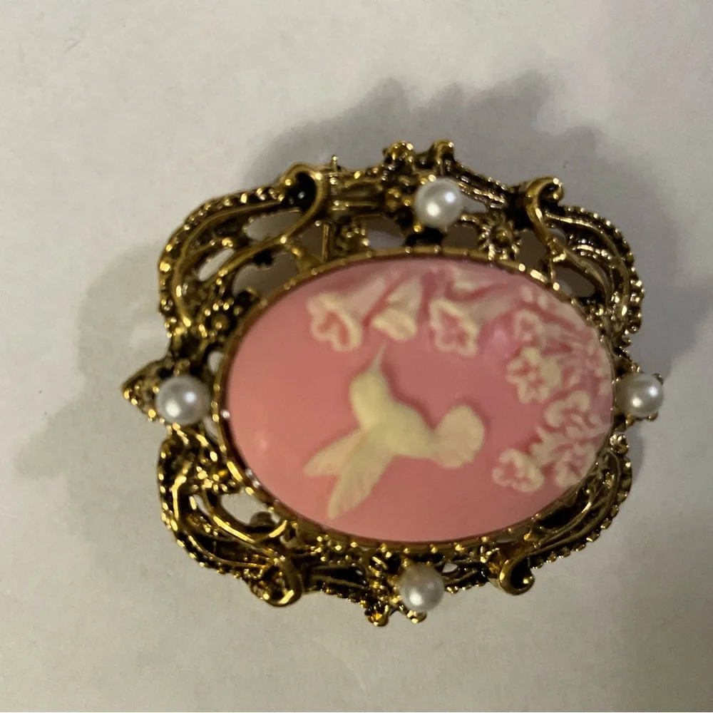 Vintage Pink Hummingbird Cameo Brooch Gold Tone Faux Pearl Ornate Frame - Picture 4 of 12